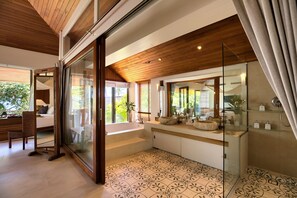 Villa luxueuse (Multiple Bedrooms) | Salle de bain | Baignoire et douche séparées, douche cascade