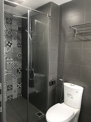 Douche, sèche-cheveux, serviettes fournies, shampoing