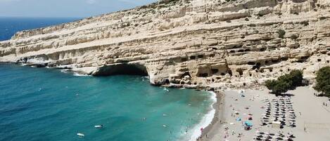 Playa en los alrededores y camastros