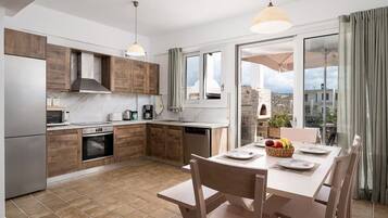 Fridge, oven, stovetop, dishwasher