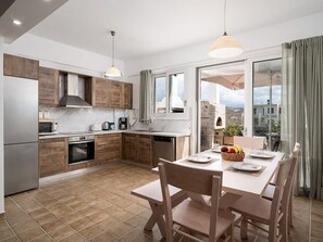 Fridge, oven, stovetop, dishwasher