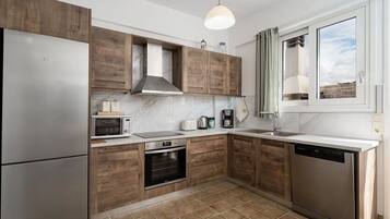 Fridge, oven, stovetop, dishwasher