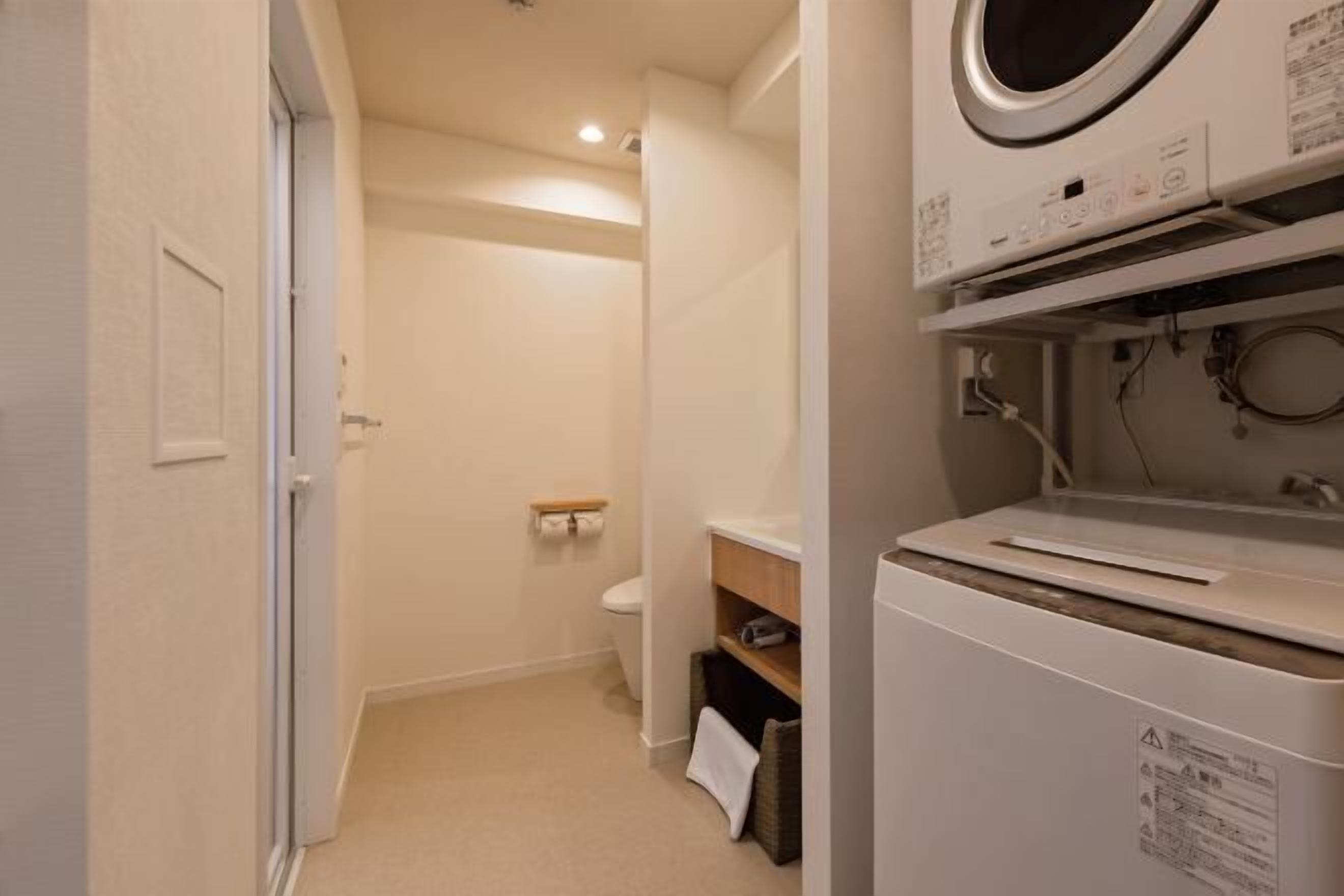 Baño | Bañera y ducha independientes y artículos de higiene personal gratuitos