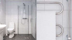 Douche, serviettes fournies, savon, papier toilette