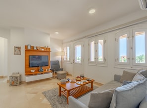 Luxe appartement, 2 slaapkamers, uitzicht op lagune | Woonruimte | Een 0-inch flatscreentelevisie met satellietzenders en een televisie