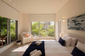 4 habitaciones, escritorio y tabla de planchar con plancha 