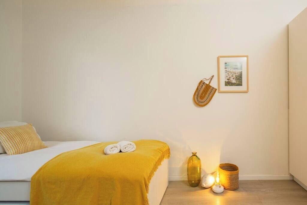 4 habitaciones, escritorio y tabla de planchar con plancha 