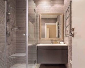 Badewanne, Haartrockner, Handtücher