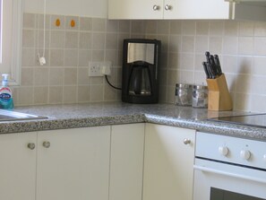 Fridge, microwave, oven, stovetop - G3 Polis Gardens - includes WiFi & A/C  (Polis)