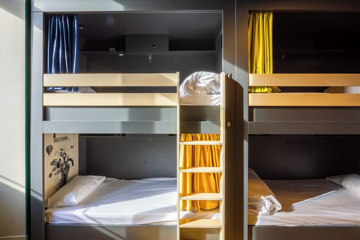 Ein Schlafzimmer mit Etagenbetten, einer mittleren Ablage, einer kleinen Ablage links und einer kleinen Ablage rechts.
