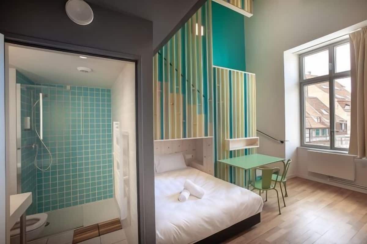 Soundproofing, free WiFi, bed sheets