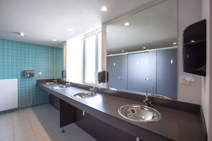 Shower, towels - The People - Strasbourg - Hostel (Strasbourg)