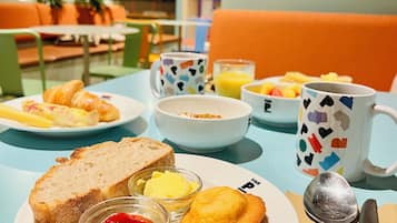 Daily continental breakfast (EUR 9 per person)