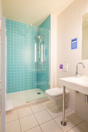 Quadruple Duplex Room | Bathroom | Shower, towels - The People - Strasbourg - Hostel (Strasbourg)