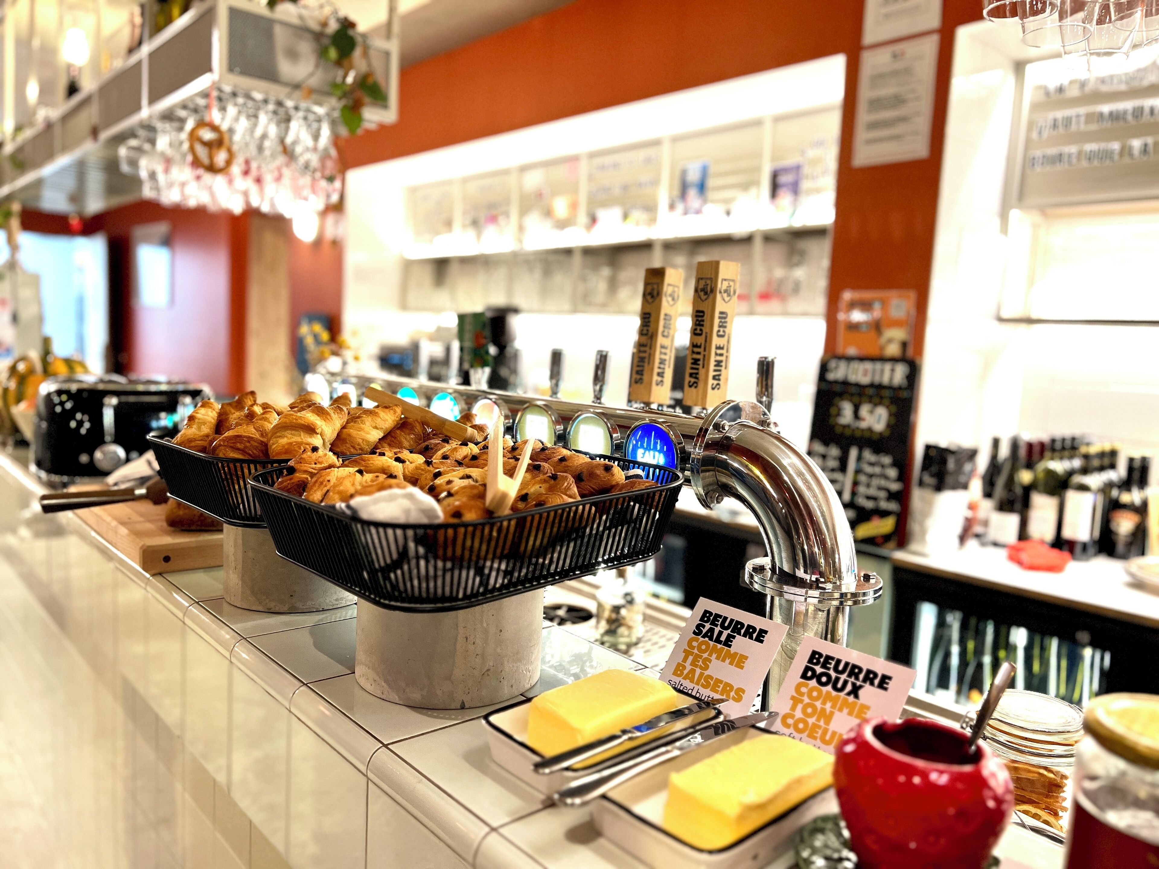 Daily continental breakfast (EUR 9 per person)