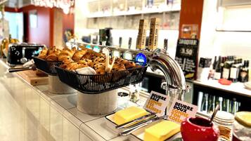 Daily continental breakfast (EUR 9 per person)