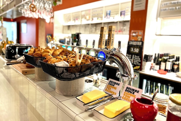 Daily continental breakfast (EUR 9 per person)
