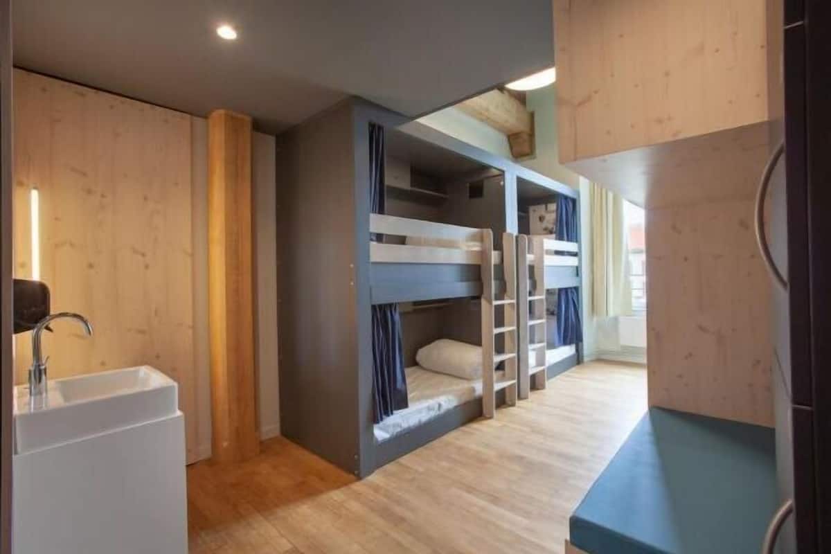 Soundproofing, free WiFi, bed sheets