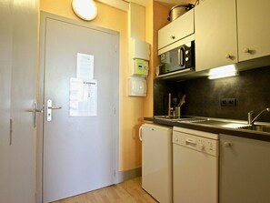 Kjøleskap, mikrobølgeovn, oppvaskmaskin og kaffetrakter/tekoker