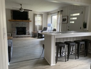 Mikrowelle, GeschirrspĂŒler, Wasserkocher mit Kaffee-/Teezubehör