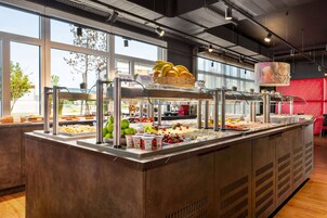 Desayuno buffet diario (EUR 16 por persona)
