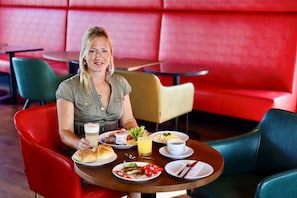 Petit déjeuner buffet servi tous les jours en supplément