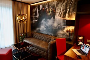 43-inch Smart TV with cable channels, TV - The Rhin Hotel (Dachau)
