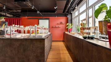 Tägliches Frühstücksbuffet (16 EUR pro Person)