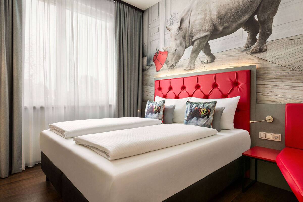 1 bedroom, hypo-allergenic bedding, minibar, in-room safe