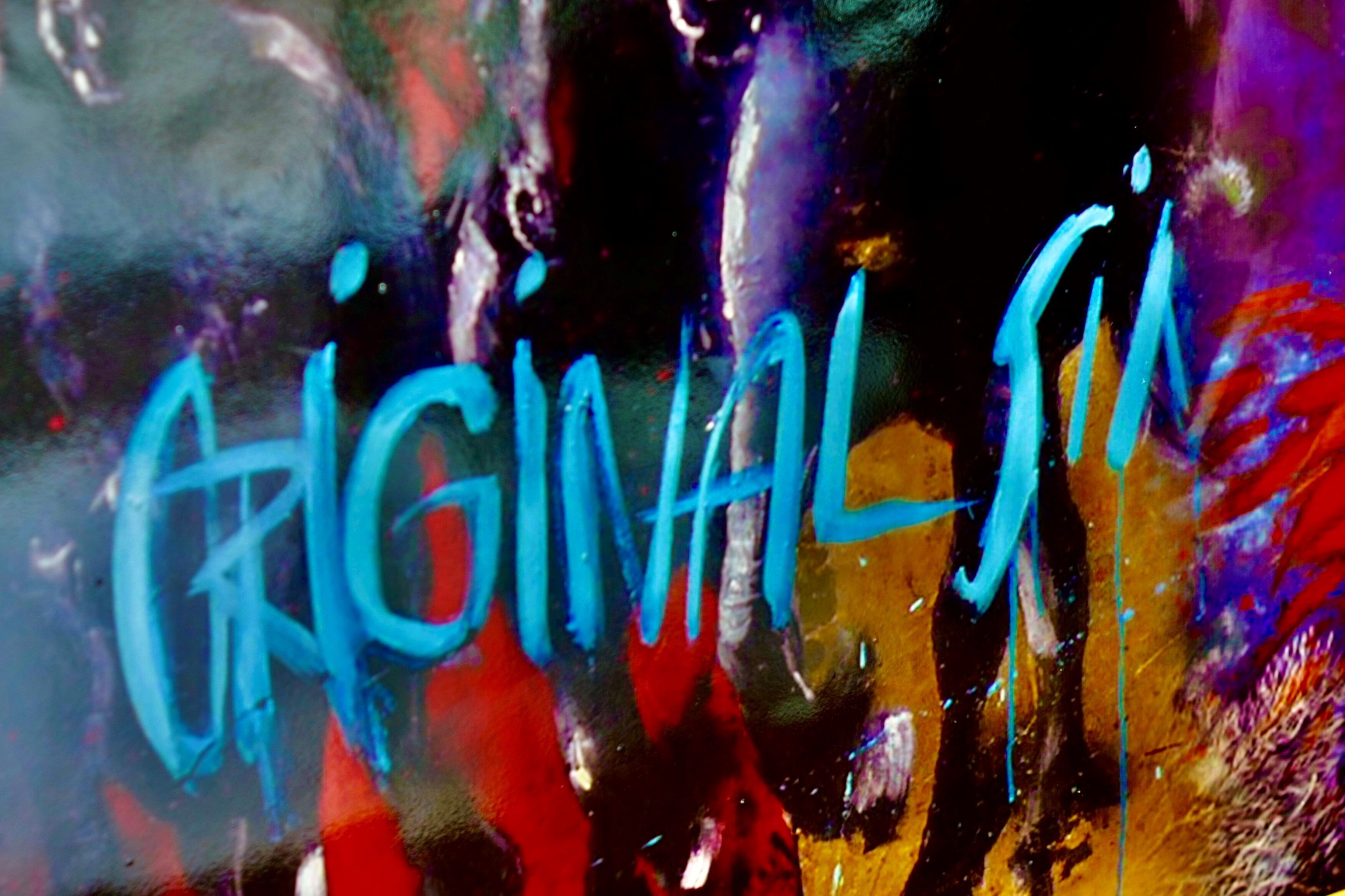 Una pintura abstracta y colorida con la palabra 