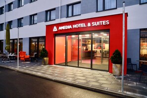 Property entrance - Amedia Hotel & Suites Dachau Trademark by Wyndham (Dachau)