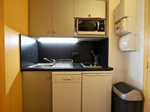 Køleskab, mikrobølgeovn, kogeplade, opvaskemaskine