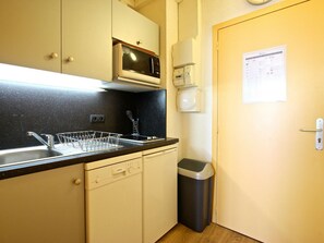 Fridge, microwave, stovetop, dishwasher - Studio cabin at the foot of the slopes in Chamrousse (Chamrousse)
