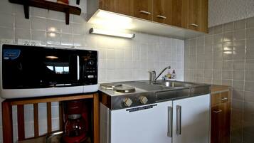 Réfrigérateur, micro-ondes, cafetiÚre/bouilloire