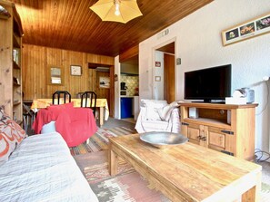 Living area - 2-room cabin apartment at the foot of the slopes, East sector, 6 pers. Non-smoking. Equipped kitchen (Chamrousse)