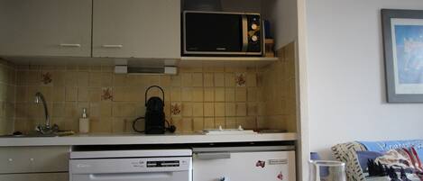 Réfrigérateur, micro-ondes, four, plaque de cuisson