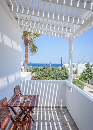 Queen Double Room, 1 King Bed, Sea View | Vista spiaggia/mare