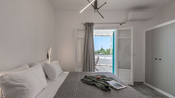 Desk, laptop workspace, soundproofing, free WiFi - Michalis Studios (Milos)