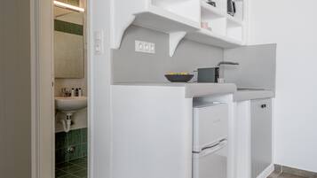 King Room | Meja kerja, ruang kerja ramah laptop, kedap suara, dan Wi-Fi gratis