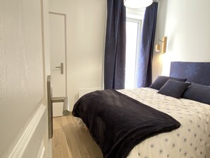 2 habitaciones, tabla de planchar con plancha y cuna de viaje