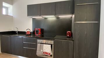 Een koelkast, een magnetron, een oven, een vaatwasser