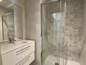 Shower, hair dryer - Plein centre, T3 5P totalement rénové 55m2. WIFI (Cauterets)