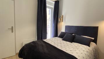 2 slaapkamers, een strijkplank/strijkijzer, reisbedje