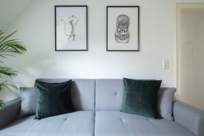 City-Apartment, 2 Schlafzimmer | Wohnbereich | 50-Zoll-Smart-TV mit Digitalempfang, Fernseher, Netflix