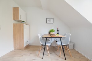 City-Apartment, 2 Schlafzimmer | Eigene Küche | Kühlschrank, Wasserkocher mit Kaffee-/Teezubehör, Hochstuhl