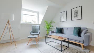 City-Apartment, 2 Schlafzimmer | Wohnbereich | 50-Zoll-Smart-TV mit Digitalempfang, Fernseher, Netflix