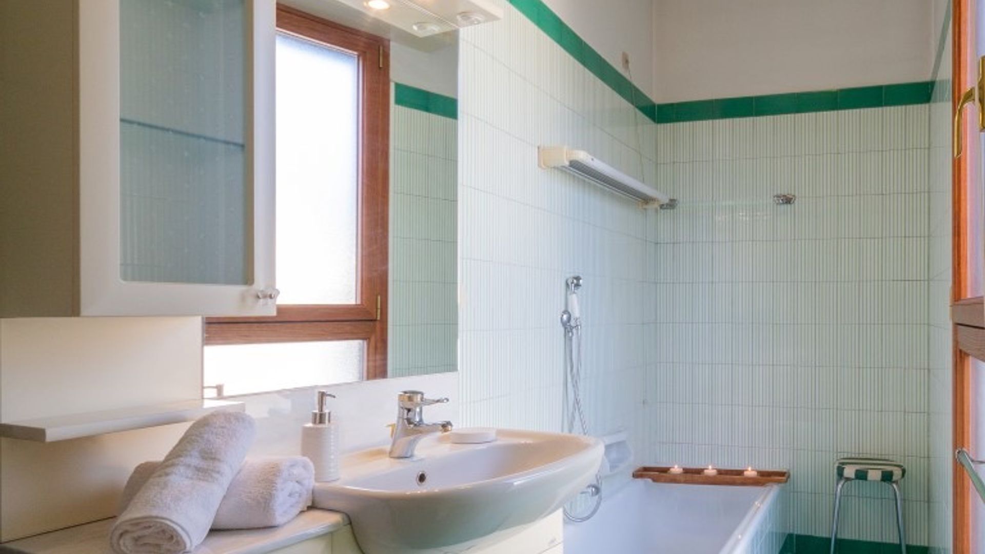 Badewanne, kostenlose Toilettenartikel