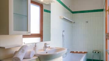 Badewanne, kostenlose Toilettenartikel