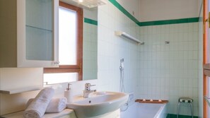 Bathtub, free toiletries - Casa Tigullio Palace (Rapallo)