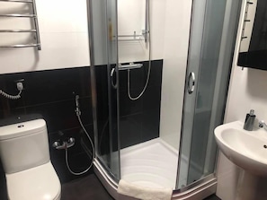 Comfort Apartment | Bathroom | Shower, hair dryer, slippers, towels